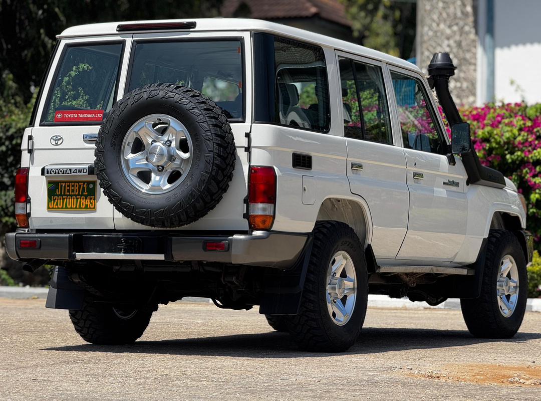 LAND CRUISER thumbnail 7